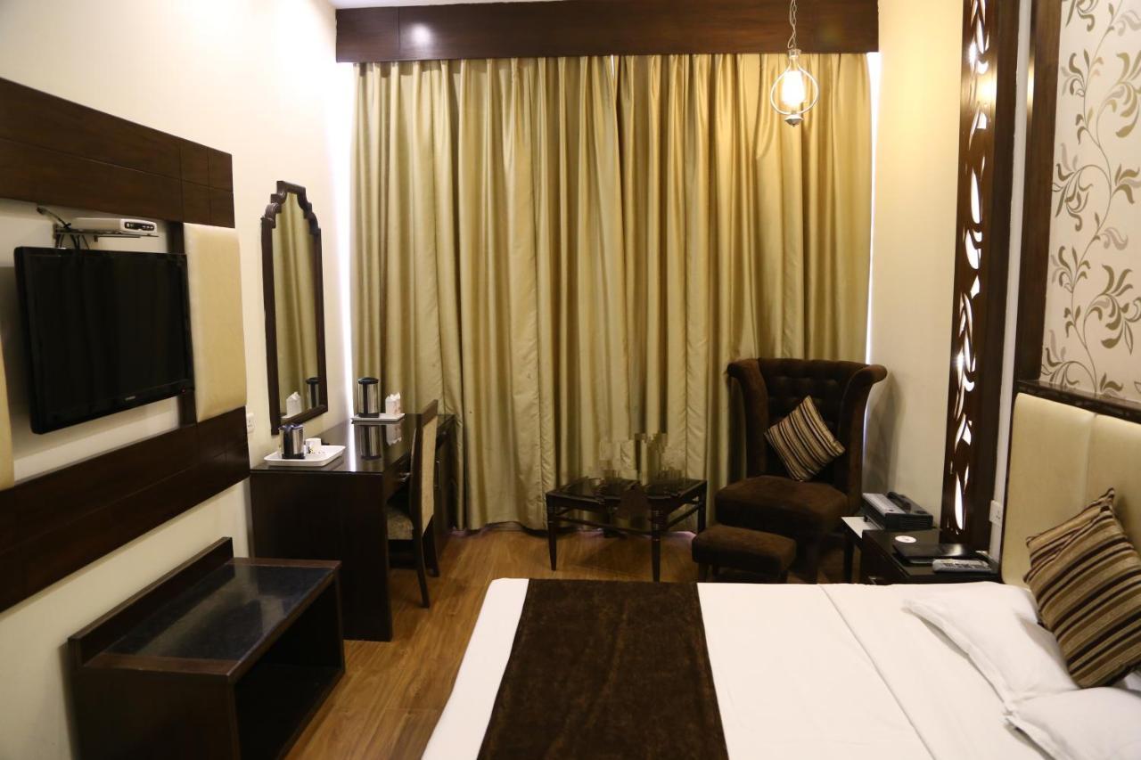 Hotel Parbhat Inn Panchkula Exteriér fotografie